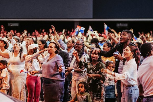 Comment organiser une série de masterclasses en ligne avec des artistes de rue renommés ?