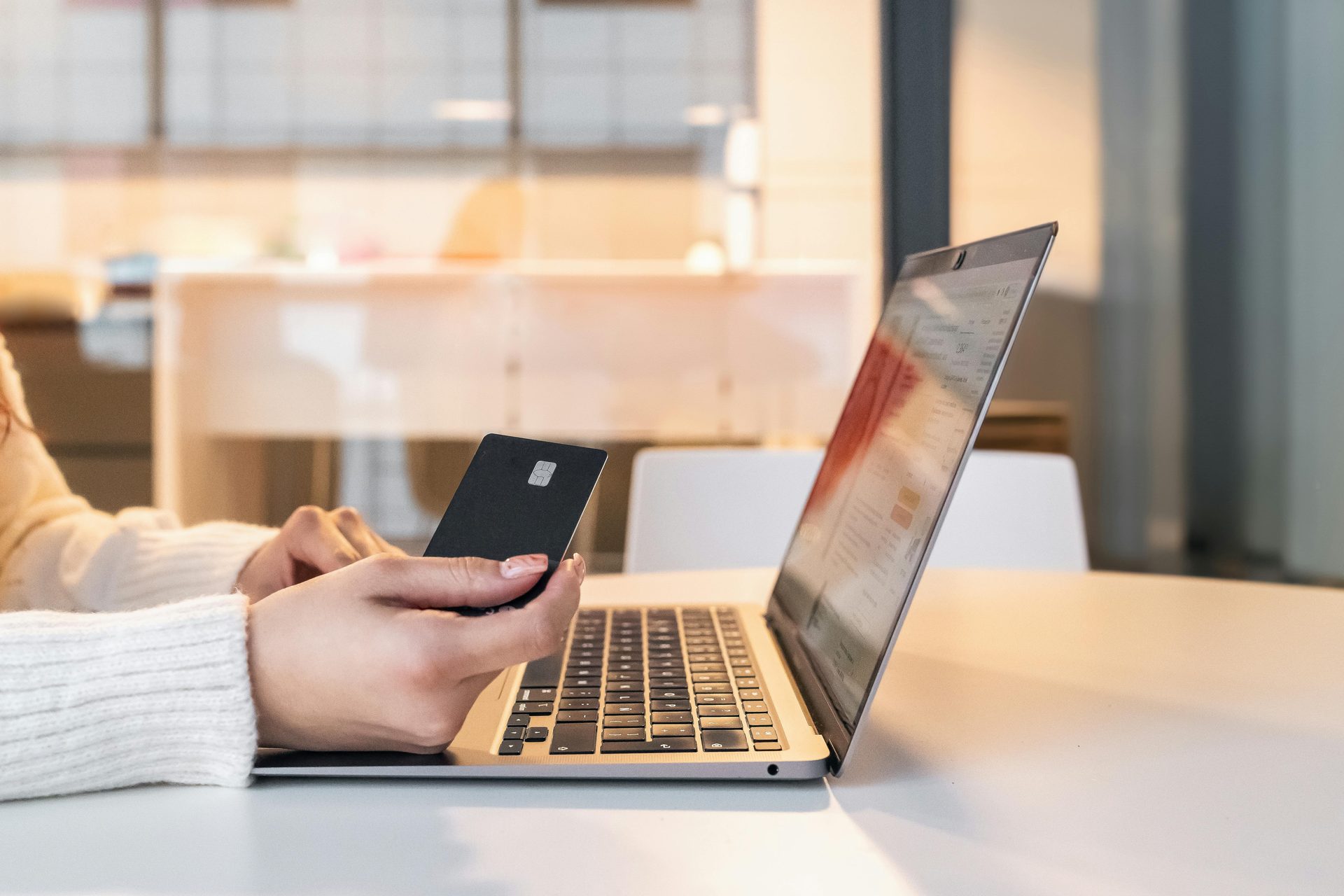 Comparatif des banques en ligne gratuites : quels avantages ? - Fenrix