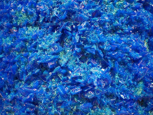 Est-ce que le sulfate de cuivre est soluble dans l'eau ?